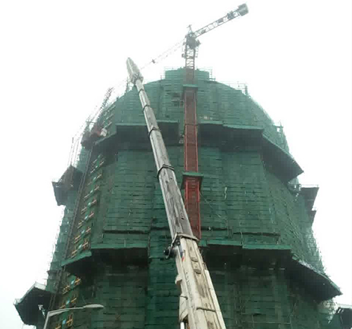 岳普湖吊车在工地上作业